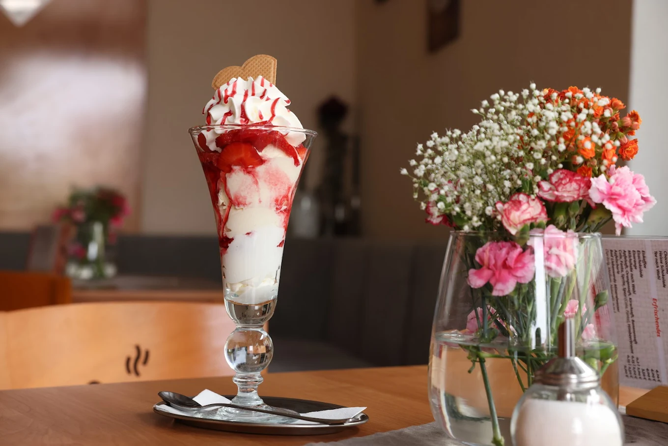 Erdbeerbecher mit Sahne und Waffel im Café-Haus Wagner