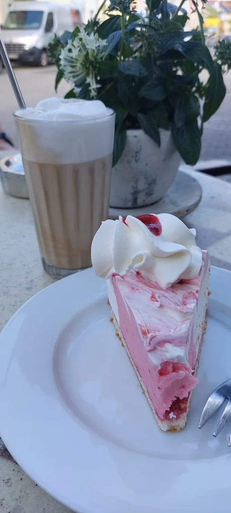 Stück hausgemachte Eistorte mit Latte Macchiato am Markt