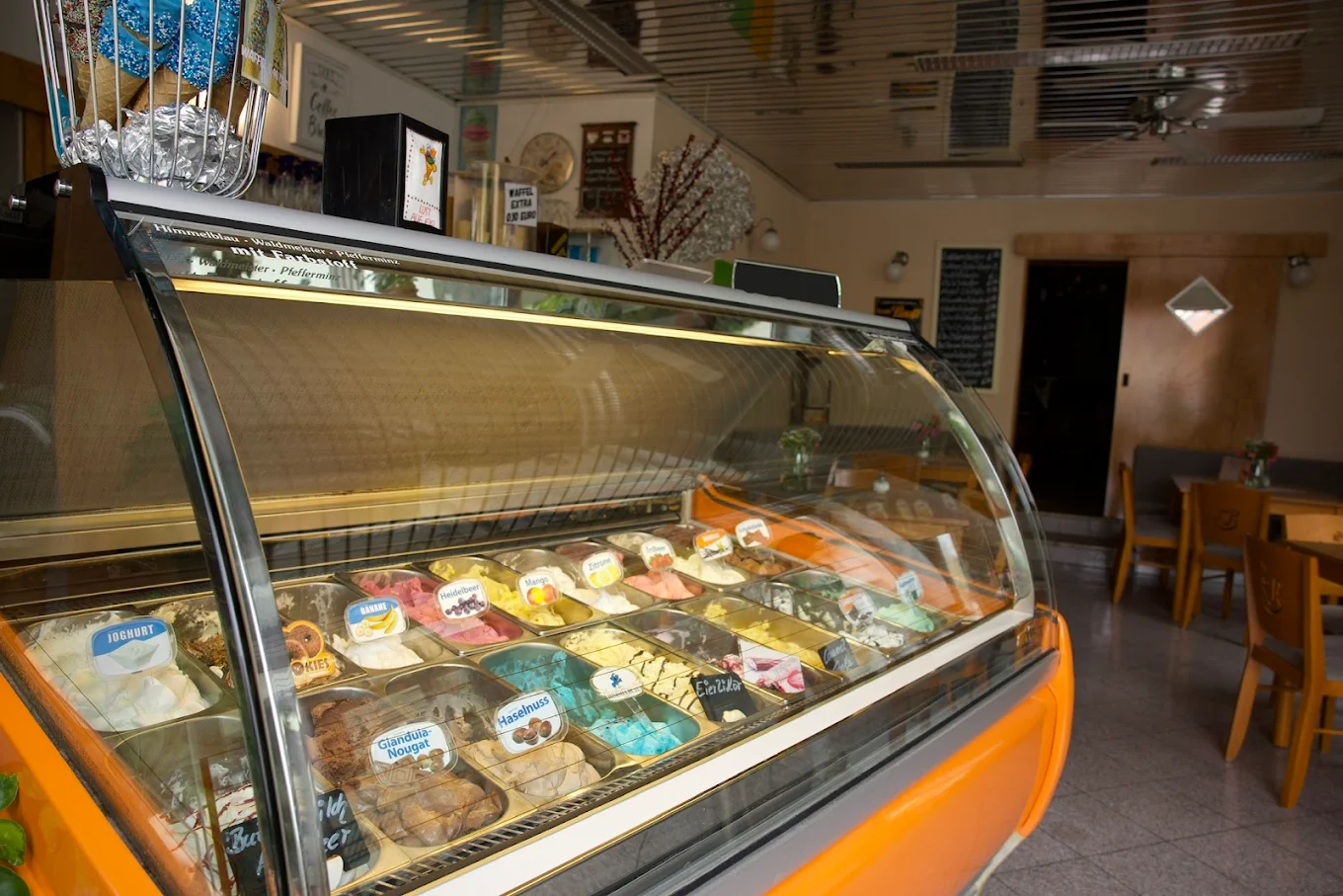 Eistheke im Café-Haus Wagner mit vielen Sorten